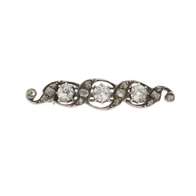 Lot 107 - A mid 19th century silver and gold diamond brooch