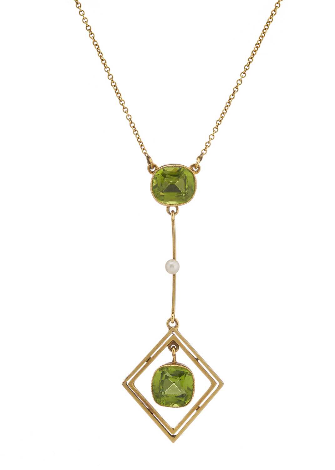 Lot 3 - An Edwardian 15ct gold peridot and pearl pendant, with chain
