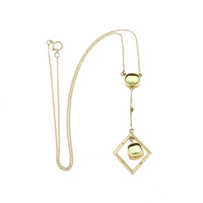 Lot 3 - An Edwardian 15ct gold peridot and pearl pendant, with chain