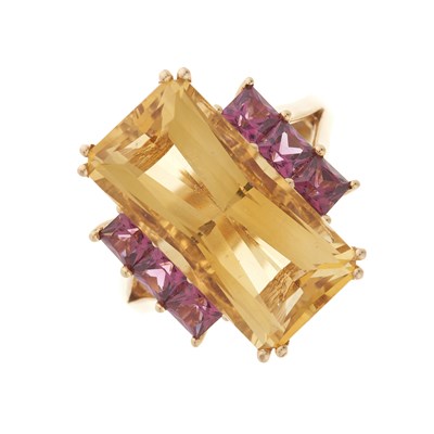 Lot 84 - An 18ct gold citrine and garnet cocktail ring