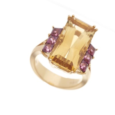 Lot 84 - An 18ct gold citrine and garnet cocktail ring