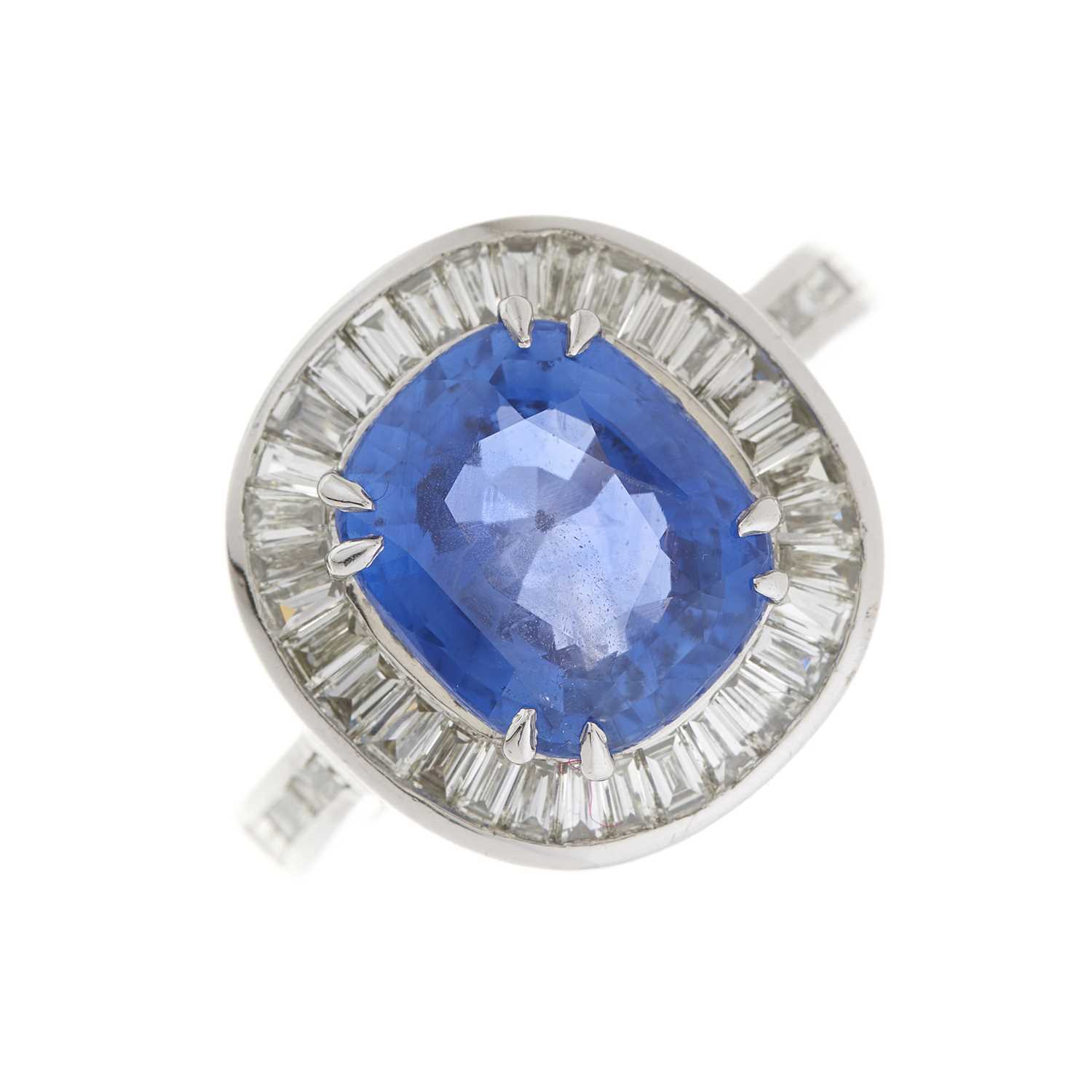 Lot 41 - A sapphire and diamond cluster ring
