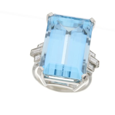Lot 52 - A platinum aquamarine and diamond ring