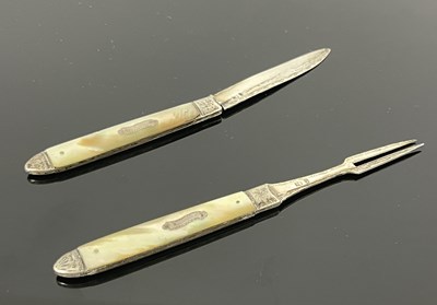 Lot 240 - A George III silver-mounted travelling knife...