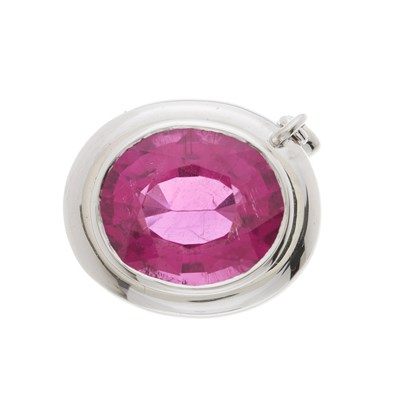 Lot 190 - An 18ct gold pink tourmaline and diamond cocktail ring