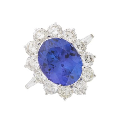 Lot 40 - An 18ct gold tanzanite and diamond cluster ring