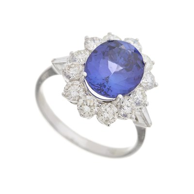 Lot 40 - An 18ct gold tanzanite and diamond cluster ring