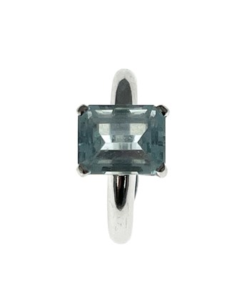 Lot 1 - A 9 carat gold and aquamarine ring, size Q, 4.65g
