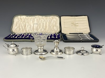 Lot 230 - A George V silver cased set of twelve...