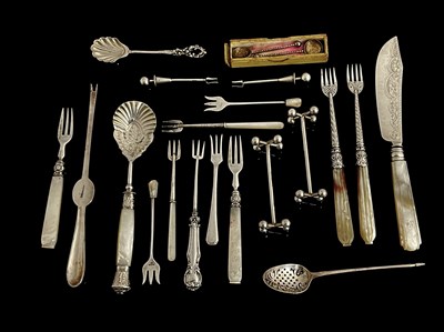 Lot 370 - A collection of flatware to include an...