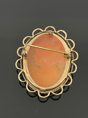 Lot 4 - A 9 carat gold mounted cameo brooch, 4cm long,...
