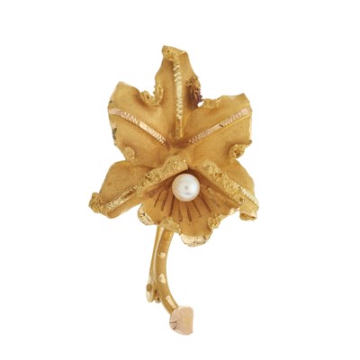 Lot 83 - An 18ct gold cultured pearl daffodil flower brooch