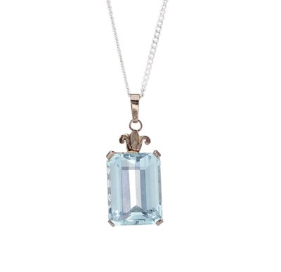 Lot 156 - An aquamarine single-stone pendant, with chain