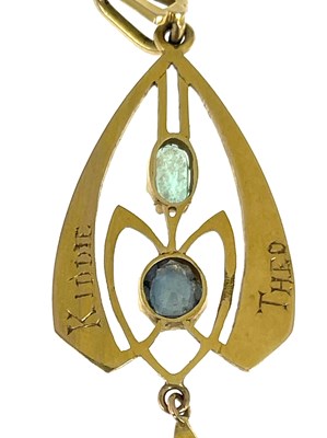 Lot 26 - An Art Nouveau gold, sapphire and emerald...
