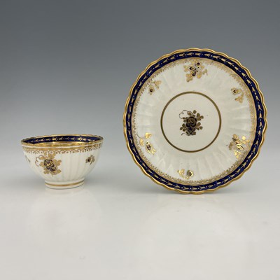 Lot 975 - A Caughley tea bowl and saucer, blue S mark,...