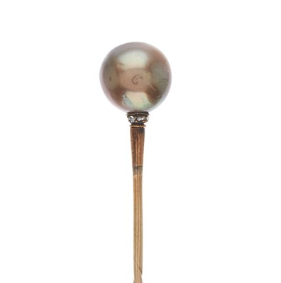 Lot 1 - A 19th century gold, grey pearl stickpin, with...