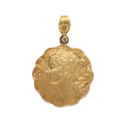Lot 50 - An Art Nouveau 15ct gold portrait locket...