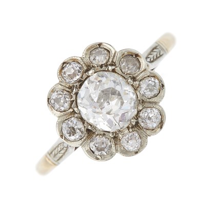 Lot 115 - An Edwardian gold old-cut diamond cluster ring,...