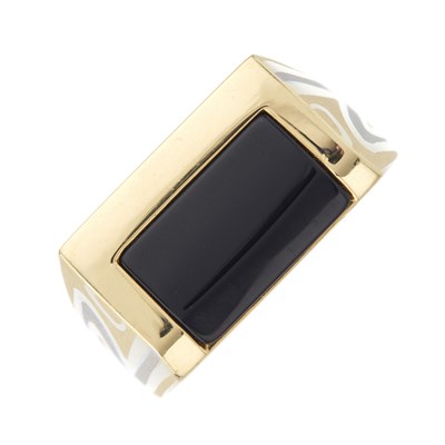 Lot 122 - An 18ct gold onyx signet ring, with bi-colour...