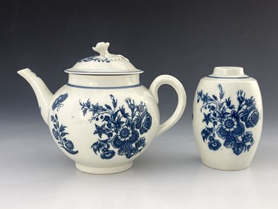 Lot 826 - A Caughley blue and white teapot and tea caddy,...