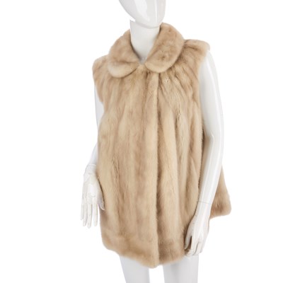 Lot 427 - A ladies tourmaline mink gilet, featuring a...