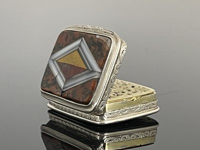 Lot 89 - A Victorian silver and agate vinaigrette, the...