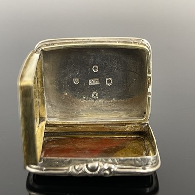 Lot 89 - A Victorian silver and agate vinaigrette, the...