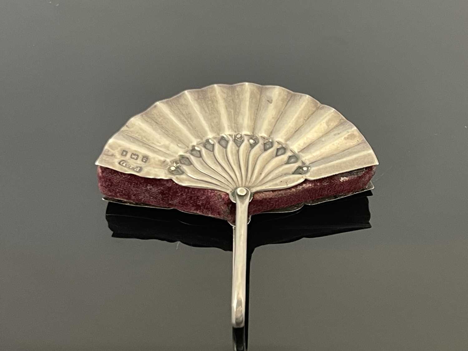 Lot 117 - An Edwardian novelty silver pin cushion,...