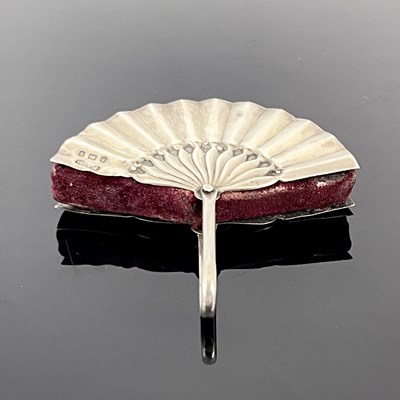 Lot 117 - An Edwardian novelty silver pin cushion,...