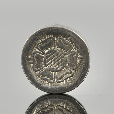 Lot 305 - A late seventeenth century silver patch box,...