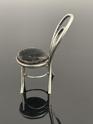 Lot 119 - An Edwardian novelty silver pin cushion,...