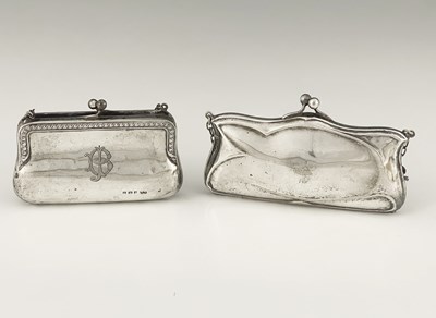 Lot 327 - A George V silver evening purse, the body...