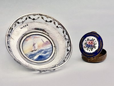 Lot 332 - A George V silver bon bon dish, with...