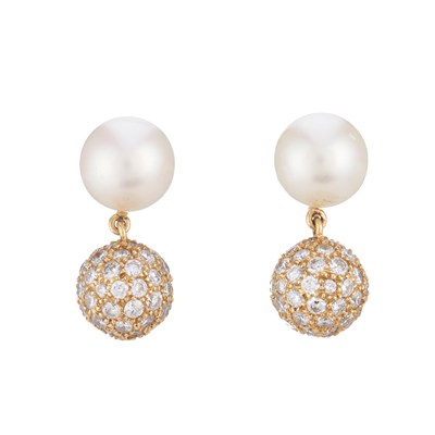 Lot 23 - A pair of 18ct gold cultured pearl stud...