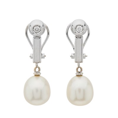 Lot 97 - A pair of 18ct gold cultured pearl drop...