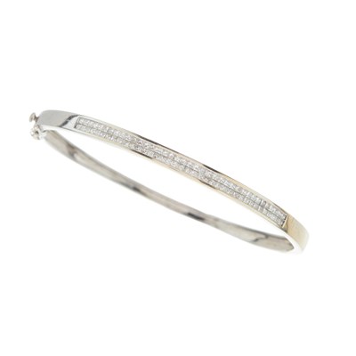 Lot 102 - An 18ct gold calibre-cut diamond hinged bangle...